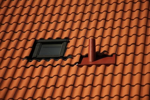 Combien Coûte Vraiment le Nettoyage de Toiture ? Prix et Conseils pour Économiser